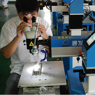 針對稍大模具，可轉向觀察操作
